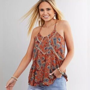 Woven tank
Ladder crochet insets
Adjustable straps